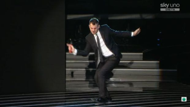 Tutti pazzi per Cattelan, dalle Iene alla Rai. Ma Sky non lo molla