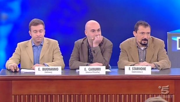 La Scimmia, Maria De Filippi: “I controlli non sono cose che mi appartengono”. E le ispezioni nel residence di Amici?
