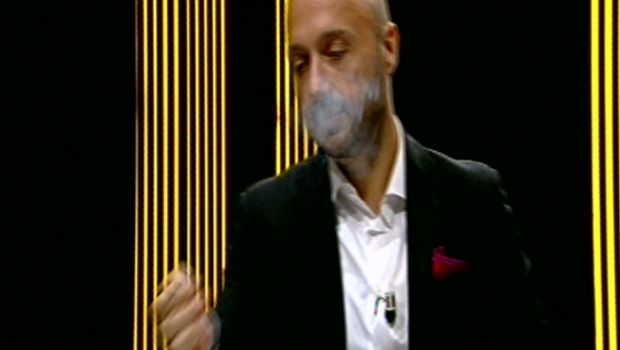 Masterchef 2, è gara di tracotanza tra provinati e giurati. Bastianich fa fumare in cucina, Cracco è una divinità sacra