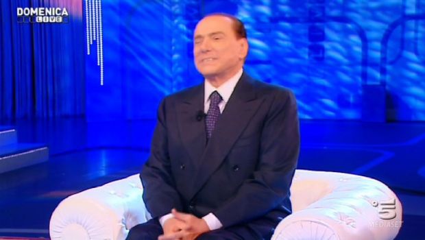 Silvio Berlusconi a Domenica Live. D’Urso in ginocchio gli dà del lei (non dava del tu a tutti?). Lui a Barbara fuorionda: “Poi mi domandi…”. Su TvBlog tutte le faccette con didascalia