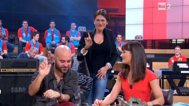 Quelli che il calcio, le imitazioni del 16 dicembre: la Minetti saluta i Negramaro ed “attacca” la Clerici (video)