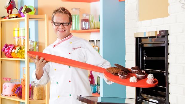Help Kitchen, Spyros cucina coi bambini la sera della Vigilia. Il direttore di DeAKids: “Ha battuto ai provini chef più blasonati”