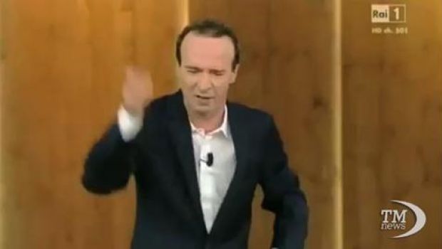 Roberto Benigni racconta la favola ‘più bella del mondo’ (video)