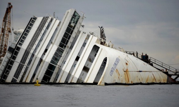 Costa Concordia, il naufragio un anno dopo: gli speciali in tv