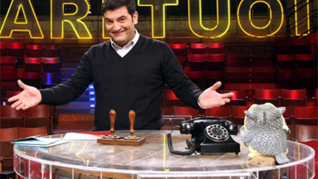Striscia la notizia contro Affari tuoi: “Ieri i più visti nonostante ‘fortunatissima casualità’ di Rai 1