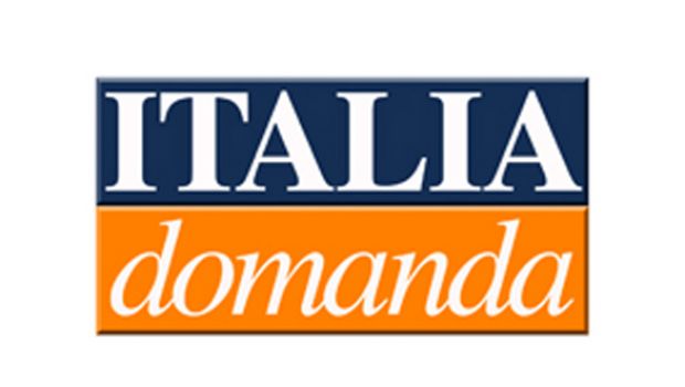 Italia Domanda, su Canale 5 torna il talk show: ospiti Bersani e Berlusconi. Slitta ancora Extreme Makeover Home Edition