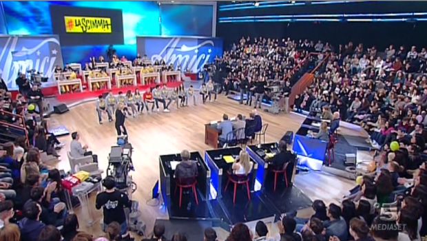 La Scimmia, è ancora Alejandro show. Il crossover con Amici unico handicap di quest’edizione