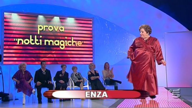 Uomini e donne over tra Amici e Non è la Rai della terza età. Ma lo “spogliarello” delle nonne non è troppo?