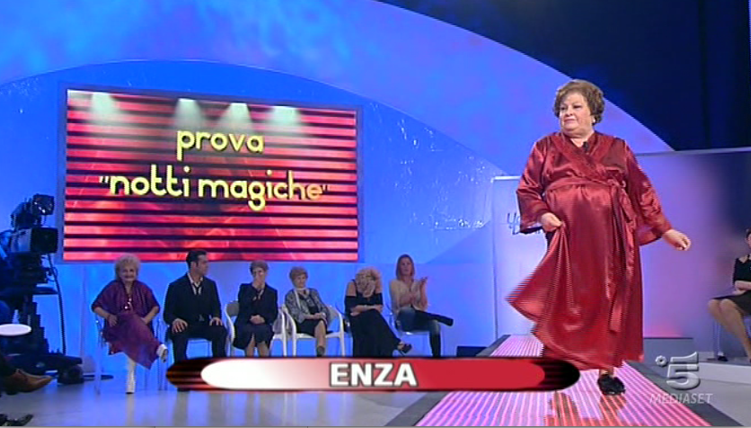 Uomini e donne over: Notti magiche fa spogliare Enza