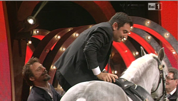 Fabrizio Gatta cade da cavallo a Linea verde (foto). L’ippica non porta bene a Viale Mazzini