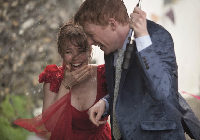 Questione di tempo: prime immagini ufficiali per lo sci-fi d’amore di Richard Curtis