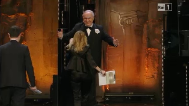 Sanremo 2013, Pippo Baudo premiato bacia di nuovo Luciana Littizzetto