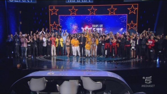 Italia’s Got Talent, la puntata del 23 febbraio in diretta: esibizioni e foto. In semifinale Anti-Copperfield, Tachipirinas, Drum Theatre e Los Hermanos Macana