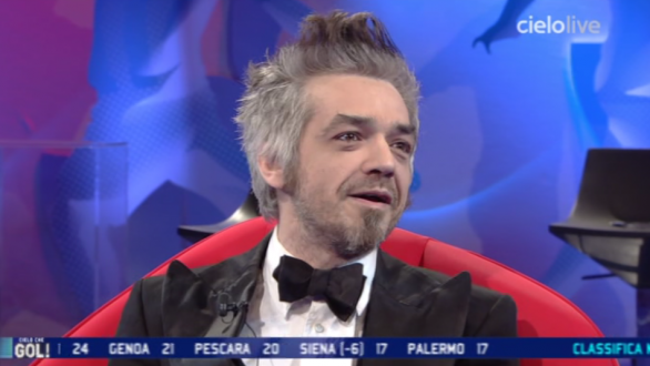 Morgan a Cielo che gol: “Mi sono rotto i c*glioni di X Factor”. Che brutta figura per Sky Sport quando sfotte Stramaccioni