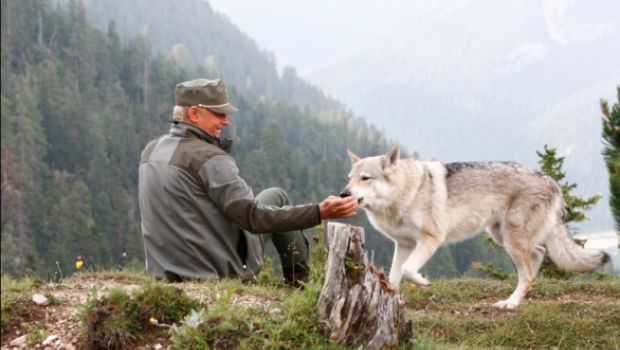 Un passo dal cielo – Il film, Raiuno si butta sul “blobbone” della seconda stagione pur di tenere Terence Hill in prima serata
