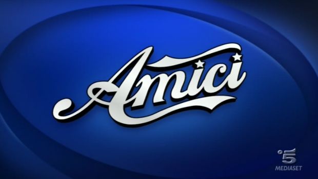 Amici 12, Maria De Filippi ruba la scena a Sanremo: “Sabato dirò i nomi delle due coach-star del serale”