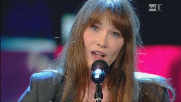 Sanremo 2013, Carla Bruni canta e duetta con Luciana Littizzetto (testo e foto)