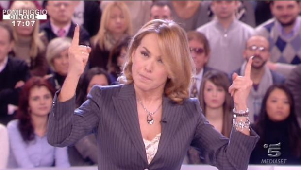 Pomeriggio Cinque: “Sanremo aggancia tragedie, la Bruni difende terroristi comunisti”. D’Urso: “Luciana, io da 5 anni mi occupo di violenza sulle donne”