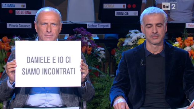 Quelli che Sanremo: tra cartelli, gli abiti del 2006 di Victoria e D’Agostino che vuole il coming out di Mengoni (video)