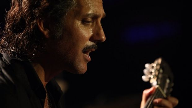 Programmi tv stasera, lunedì 18 febbraio 2013: Beppe Fiorello è Modugno in Volare, torna Zelig Circus, Berlusconi a Quinta Colonna