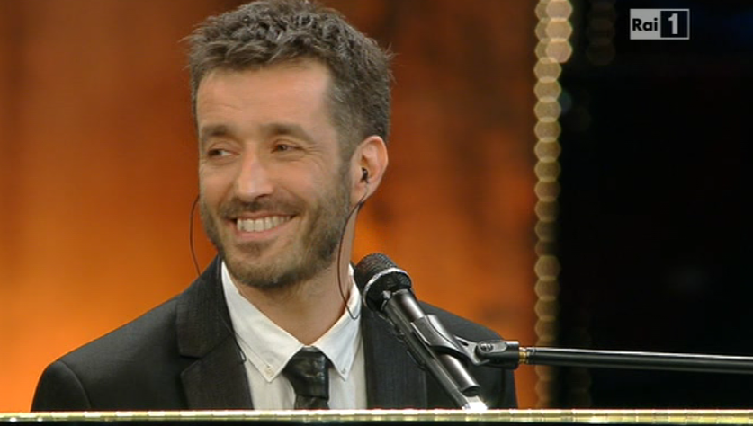 Sanremo 2013 prima puntata Daniele Silvestri – A bocca chiusa e Il bisogno di te (ricatto d’onor)