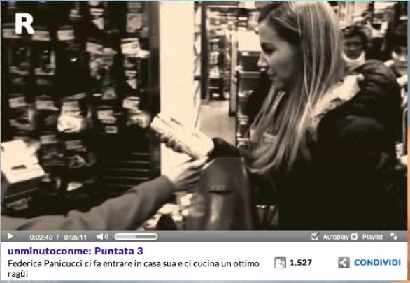 #Unminutoconme, la websitcom di Federica Panicucci. Che copia a Selvaggia lo sfottò alla D’Urso