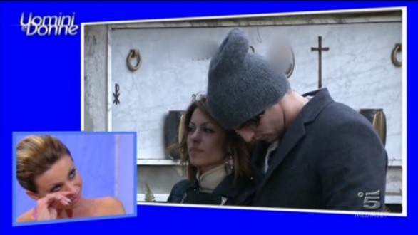 Uomini e donne, l’esterna dalla zia disabile e al cimitero. Maria contro il pubblico: “Sapete solo giudicare. Ma in tv non esiste mai la generosità?”