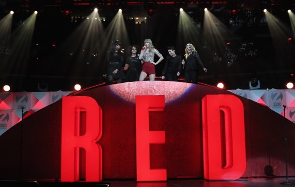 News musicali 2013: Taylor Swift parla del Red Tour, Rihanna annulla il secondo concerto per laringite