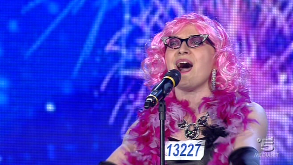 Rossella Regina, cantante travestita a Italia s Got Talent 2013