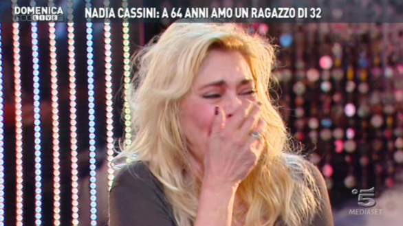 Nadia Cassini delira a Domenica live. La D’Urso: “Hai un miscuglio strano in corpo”
