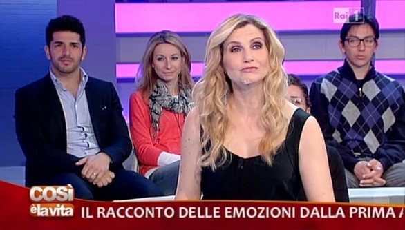 Domenica In – Così è la vita, incidente per Lorella Cuccarini, il sostituto Pierluigi Diaco nel panico: “Datemi una mano!”