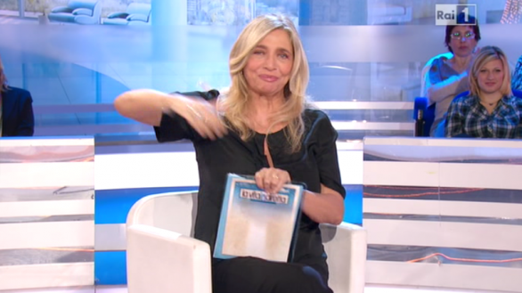 La vita in diretta, spot elettorali e occhi lucidi per l’addio al salotto di Mara