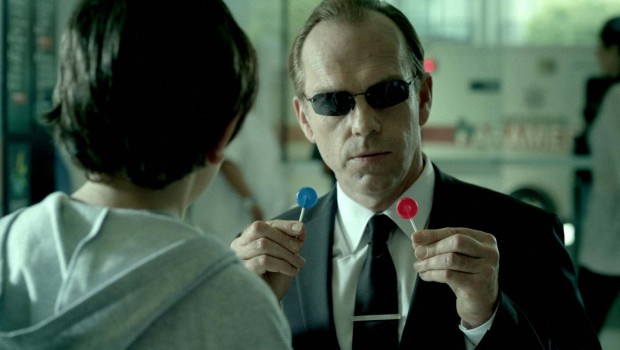 Hugo Weaving torna nei panni dell’Agente Smith di Matrix per uno spot