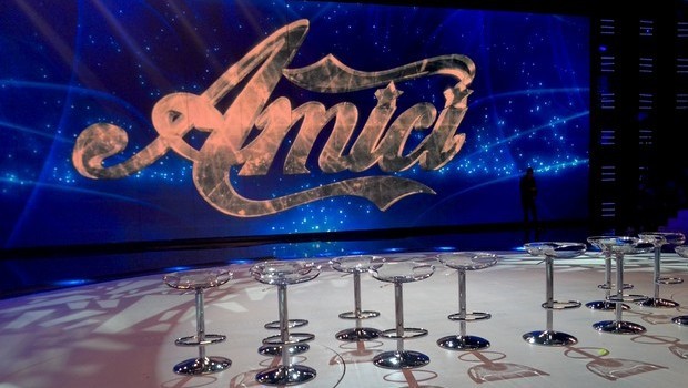 Amici 12 serale conferenza stampa, De Filippi: “Con la crisi è già tanto esserci”. In seconda puntata Don Ciotti. Renato Zero ospite