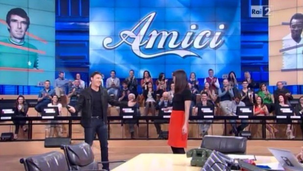 Quelli che, il finto Matteo Renzi si giustifica per Amici: “Maria? O ci vai o la offri!”. E viene giudicato dal vero Luca Jurman…