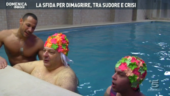 Domenica (A)Live vittima del D’Ursismo, tra massimi sistemi e macchiette gay. Meglio da solo?