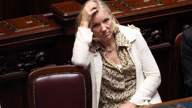 Ministra Josefa Idem: “Stop a donne oggetto in tv e a format che sviliscono immagine femminile”