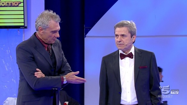 Su Canale 5 grande spazio allo scandalo della compravendita dei voti. Ma è solo Uomini e donne