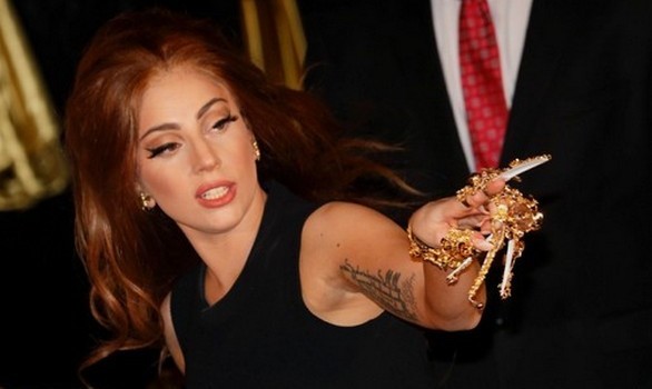 Lady Gaga torna a cantare sul palco “Someone To Watch Over me”