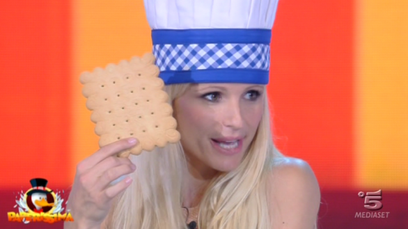 Michelle Hunziker manca di rispetto ai laureati: “Si abituino a far la fame”