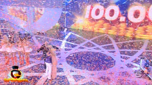 Paperissima ultima puntata, vince 100.000 euro il filmato della bimba che ride allo starnuto della mamma