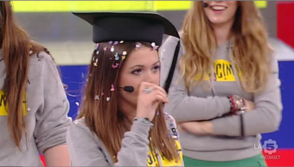 La Scimmia, Letizia vince una borsa di studio di 25.000 euro