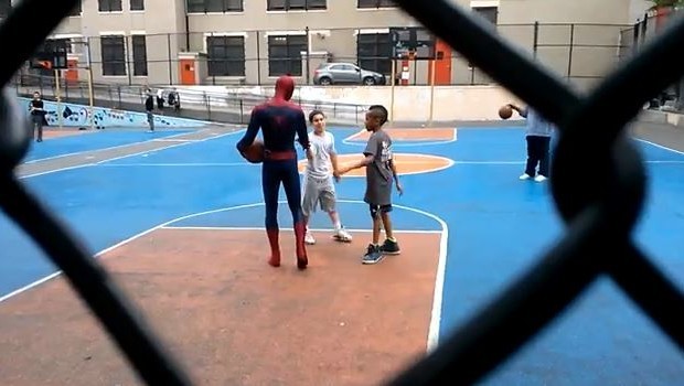 The Amazing Spider-Man 2: Andrew Garfield in costume per le strade di NY