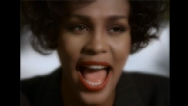 Una donna continua a cantare “I will always love you” sull’aereo: atterraggio d’emergenza