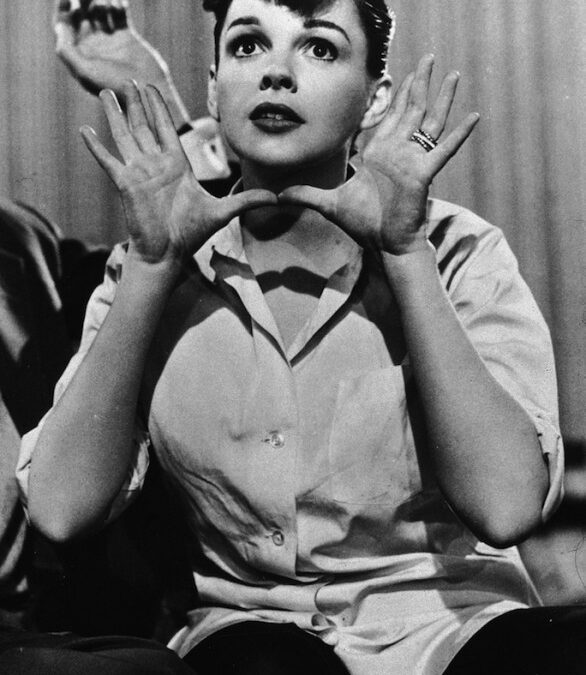 Over the Rainbow con Judy Garland tra compleanni, scarpette rosse e Gay Pride
