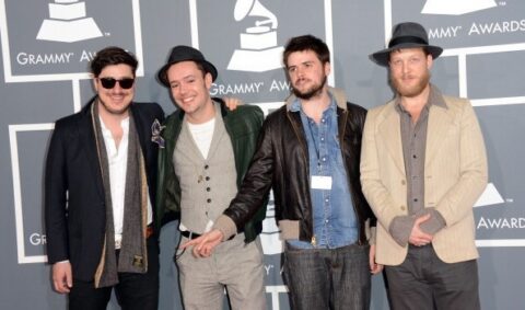 Mumford & Sons, operato il contrabbassista Ted Dwane: altre 3 date cancellate in USA