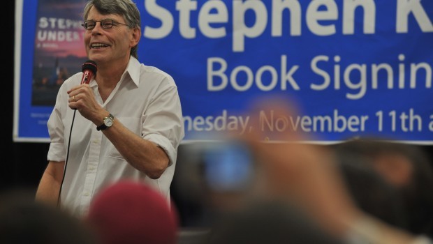 Under the Dome, Stephen King difende i cambiamenti nella serie tv rispetto al libro: “Sono due diverse versioni della stessa realtà”