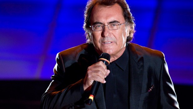 Albano canta Felicità per calmare i passeggeri sul Roma-Bari