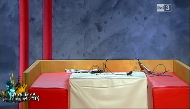 La guerra dei mondi, prima puntata: Parenzo puntuale, ma rimbrottato da Corona. Cacciari furioso. Pinuccio ingiudicabile