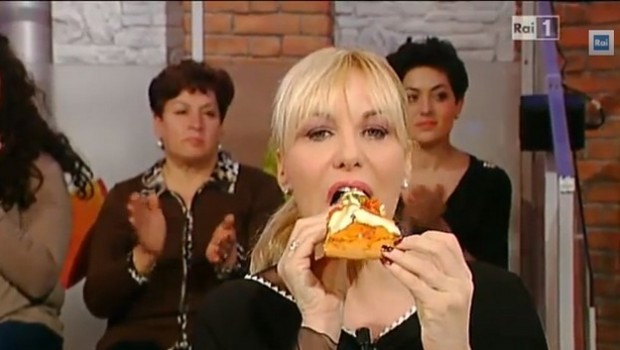 La Prova del cuoco, Antonella Clerici: “In quel ristorante si mangia da schifo”. Querela evitata con l’invito in tv
